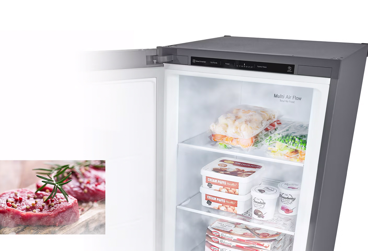 Απεικονίζεται η σκούπα σε λειτουργία σε σκονησμένο δάπεδο.